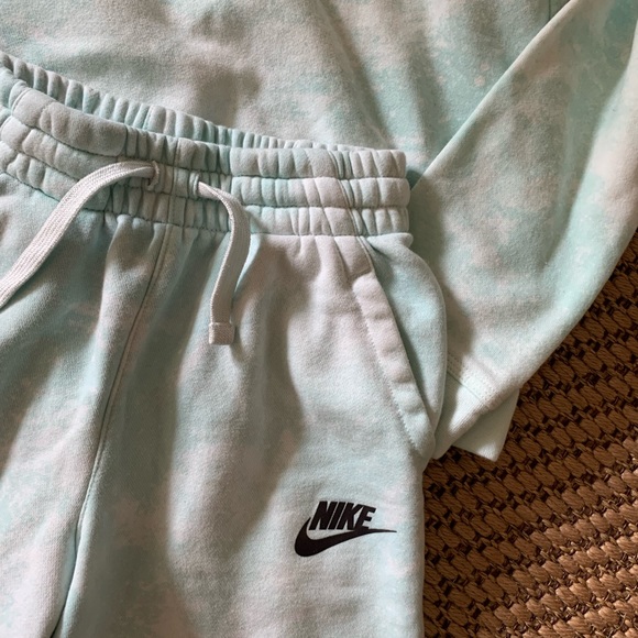 Nike Crewneck and Shorts Combo - Picture 3 of 5
